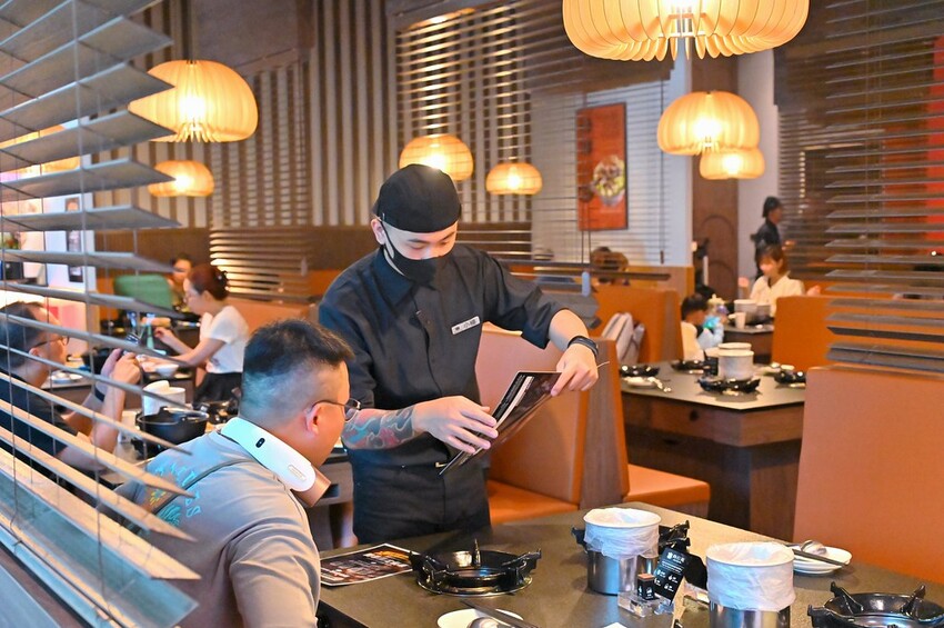 台中海線王牌火鍋太平新開店 火烤兩吃鍋推薦 一個人也能吃砂鍋魚頭  尚石苑火鍋太平店