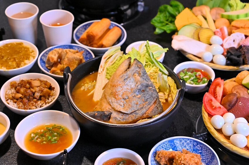 台中海線王牌火鍋太平新開店 火烤兩吃鍋推薦 一個人也能吃砂鍋魚頭  尚石苑火鍋太平店