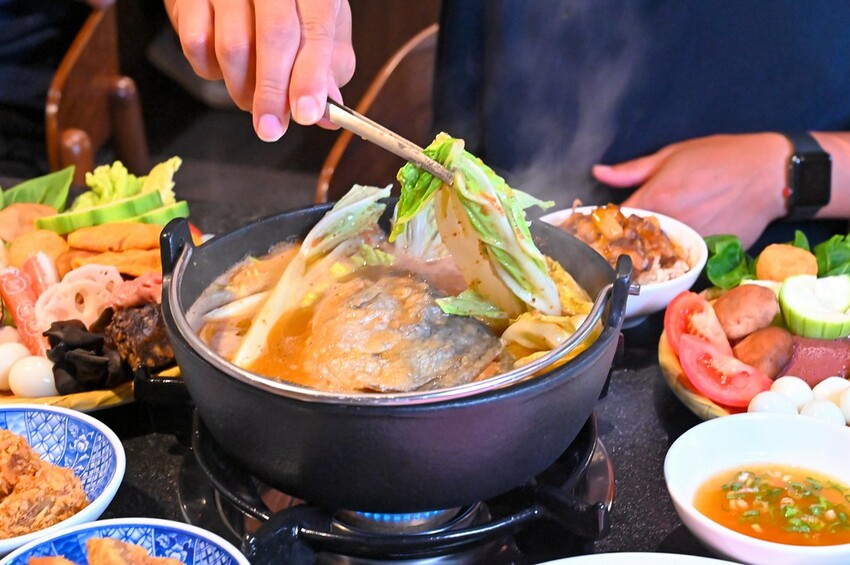 台中海線王牌火鍋太平新開店 火烤兩吃鍋推薦 一個人也能吃砂鍋魚頭  尚石苑火鍋太平店