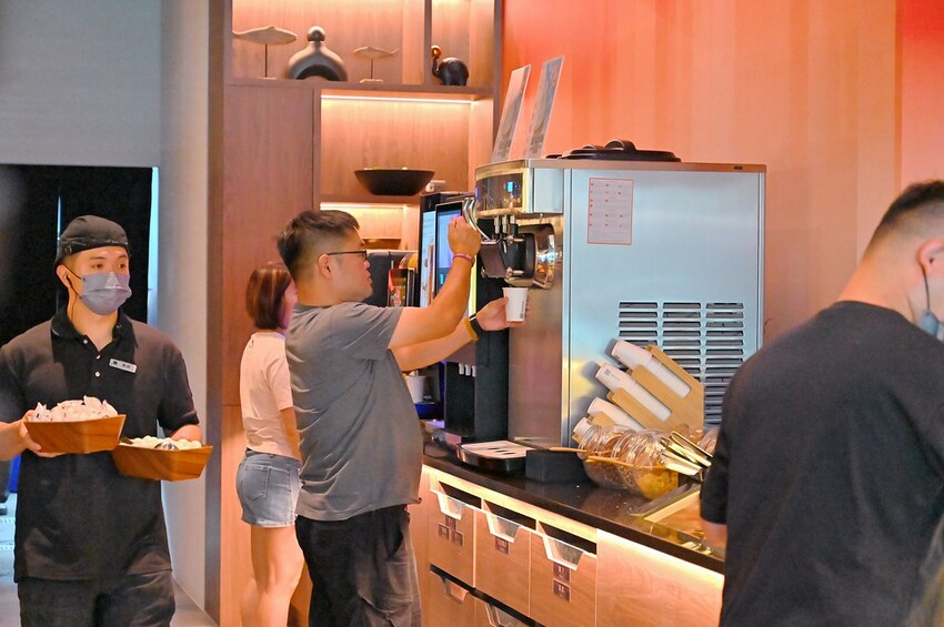 台中海線王牌火鍋太平新開店 火烤兩吃鍋推薦 一個人也能吃砂鍋魚頭  尚石苑火鍋太平店