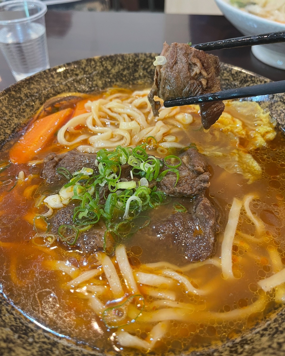 【桃園美食】內用加麵免費|天然湯頭不加味精|海鮮配料超澎湃|匠本牛肉麵 | PopDaily 波波黛莉