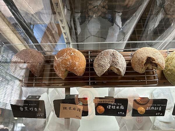 東京Haritts甜甜圈插旗台南！蝸牛巷老屋改造新魅力，東京甜甜圈鬆軟不油膩