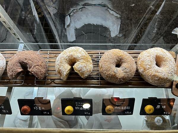 東京Haritts甜甜圈插旗台南！蝸牛巷老屋改造新魅力，東京甜甜圈鬆軟不油膩