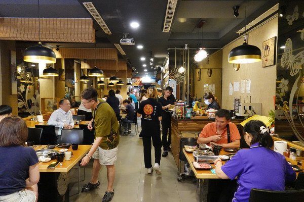 桃園市桃園區進化的燒肉吃到飽推薦：燒肉火鍋走向日料美學新境界，桃園福犇燒肉燒肉火鍋吃到飽＋K歌嗨唱不是夢