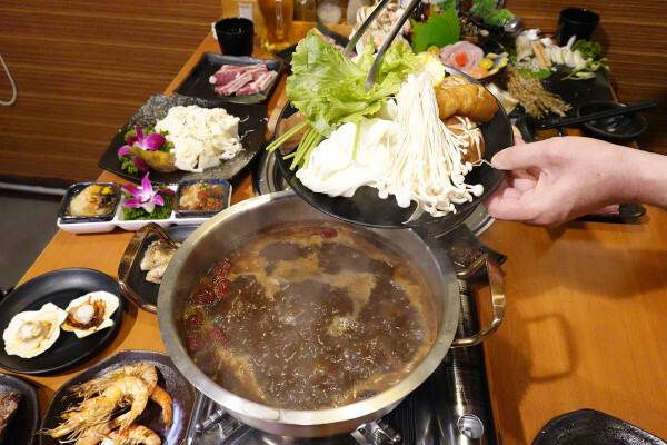 桃園市桃園區進化的燒肉吃到飽推薦：燒肉火鍋走向日料美學新境界，桃園福犇燒肉燒肉火鍋吃到飽＋K歌嗨唱不是夢