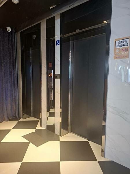 位在228公園和國立臺灣博物館旁交通便利的台北旅館-雀客旅館