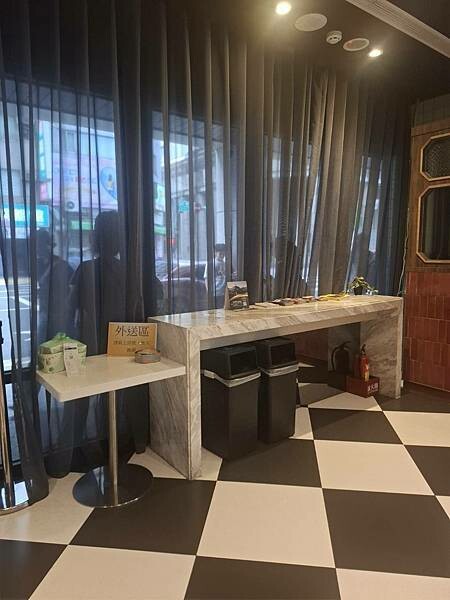 位在228公園和國立臺灣博物館旁交通便利的台北旅館-雀客旅館
