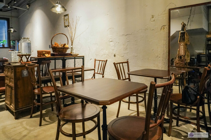 基隆不限時咖啡廳推薦!復古文青60年老宅不限時朶雨,七堵火車站旁必訪