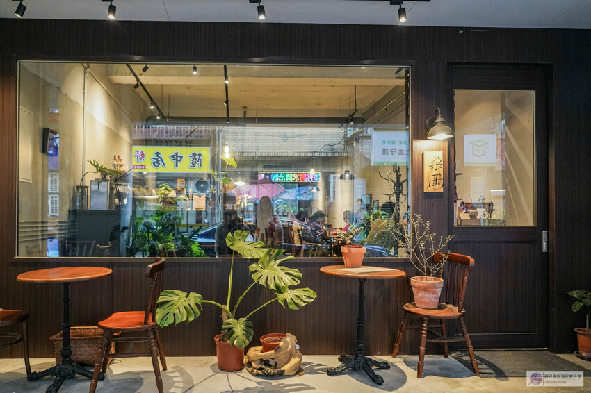 基隆不限時咖啡廳推薦!復古文青60年老宅不限時朶雨,七堵火車站旁必訪