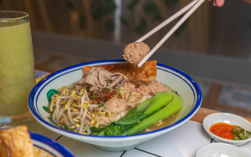 苗栗縣頭份市來馬食光｜苗栗頭份最新平價南洋料理報到，超大用餐空間投影幕頭份聚餐秘境苗栗親子餐廳推薦，現打蔬果汁下午茶美食小酌一次滿足，2025苗栗美食推薦