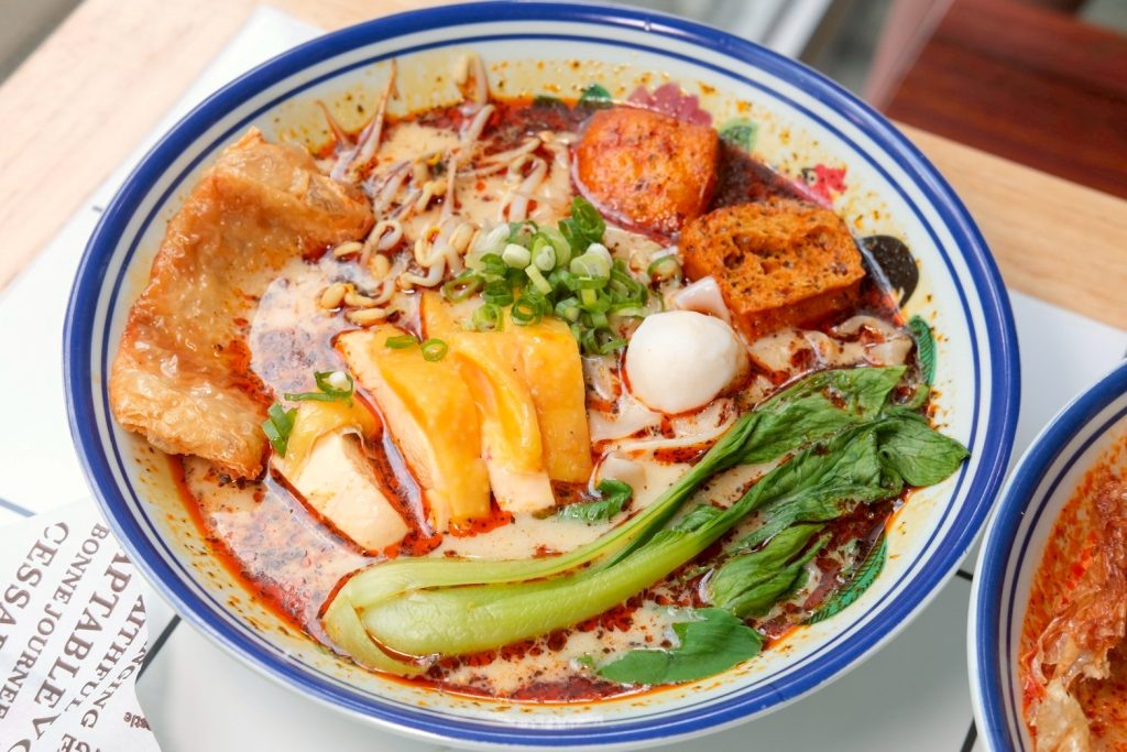 苗栗頭份新開幕!正宗馬來西亞料理 來馬食光,沁涼巨無霸南洋刨冰推薦。