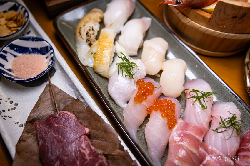 桃園中壢日式料理-魚金海鮮居食屋，中壢圖書館附近巷弄裡的平價日式料理～除了有豪邁的整尾炸鰻魚丼飯跟海鮮木桶，又可以單點可合菜也有無菜單料理呢。（邀約 @圍事小哥的幸福相框