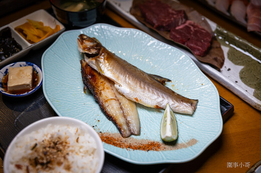 桃園中壢日式料理-魚金海鮮居食屋，中壢圖書館附近巷弄裡的平價日式料理～除了有豪邁的整尾炸鰻魚丼飯跟海鮮木桶，又可以單點可合菜也有無菜單料理呢。（邀約 @圍事小哥的幸福相框