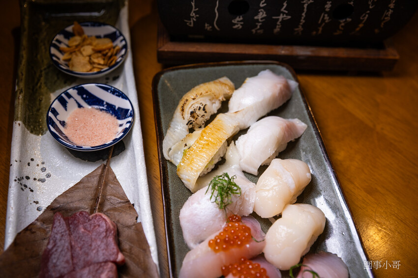 桃園中壢日式料理-魚金海鮮居食屋，中壢圖書館附近巷弄裡的平價日式料理～除了有豪邁的整尾炸鰻魚丼飯跟海鮮木桶，又可以單點可合菜也有無菜單料理呢。（邀約 @圍事小哥的幸福相框