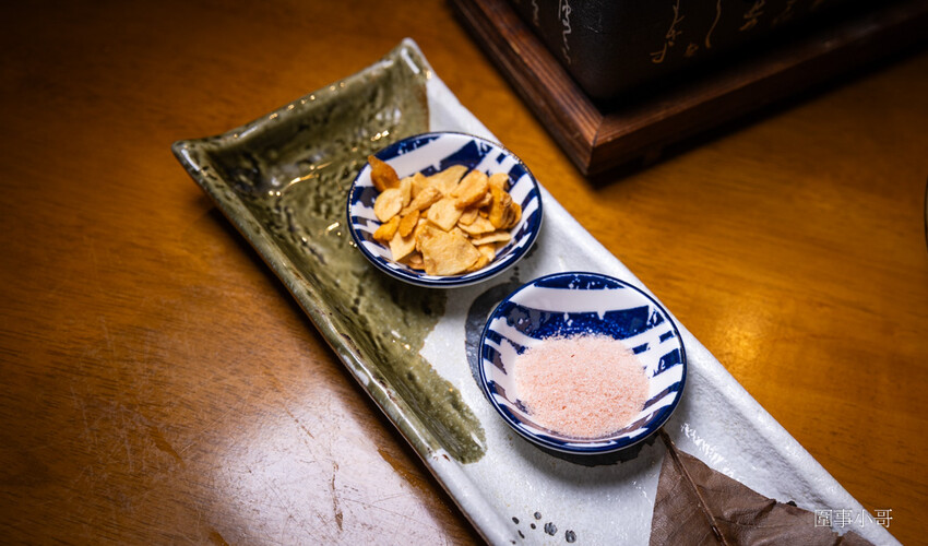桃園中壢日式料理-魚金海鮮居食屋，中壢圖書館附近巷弄裡的平價日式料理～除了有豪邁的整尾炸鰻魚丼飯跟海鮮木桶，又可以單點可合菜也有無菜單料理呢。（邀約 @圍事小哥的幸福相框