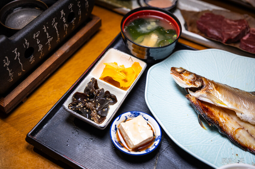 桃園中壢日式料理-魚金海鮮居食屋，中壢圖書館附近巷弄裡的平價日式料理～除了有豪邁的整尾炸鰻魚丼飯跟海鮮木桶，又可以單點可合菜也有無菜單料理呢。（邀約 @圍事小哥的幸福相框