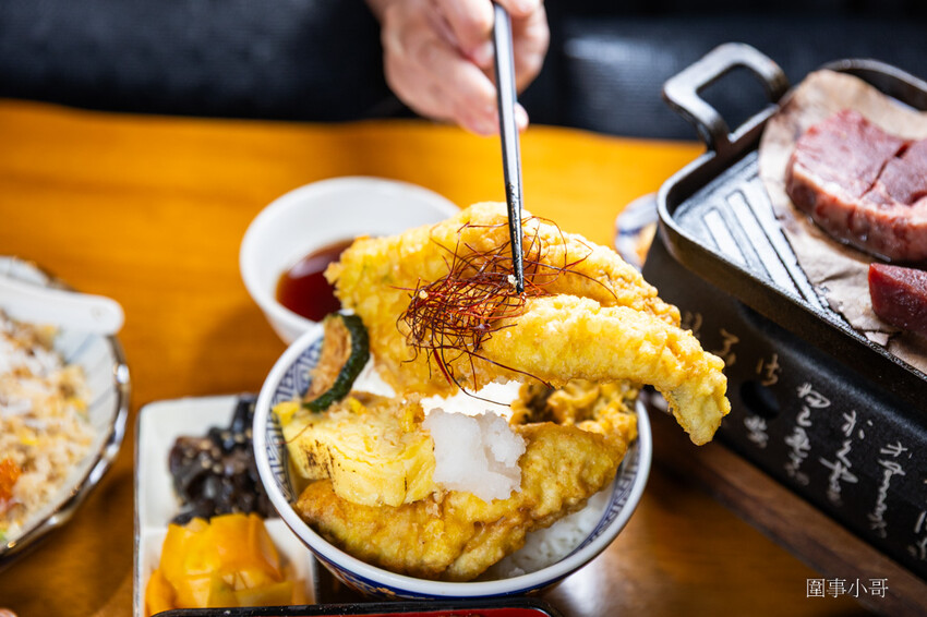 桃園中壢日式料理-魚金海鮮居食屋，中壢圖書館附近巷弄裡的平價日式料理～除了有豪邁的整尾炸鰻魚丼飯跟海鮮木桶，又可以單點可合菜也有無菜單料理呢。（邀約 @圍事小哥的幸福相框
