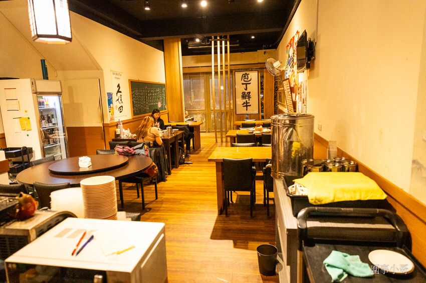 桃園中壢日式料理-魚金海鮮居食屋，中壢圖書館附近巷弄裡的平價日式料理～除了有豪邁的整尾炸鰻魚丼飯跟海鮮木桶，又可以單點可合菜也有無菜單料理呢。（邀約 @圍事小哥的幸福相框