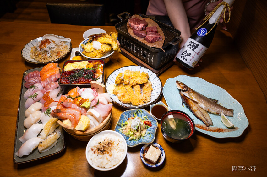 桃園中壢日式料理-魚金海鮮居食屋，中壢圖書館附近巷弄裡的平價日式料理～除了有豪邁的整尾炸鰻魚丼飯跟海鮮木桶，又可以單點可合菜也有無菜單料理呢。（邀約 @圍事小哥的幸福相框