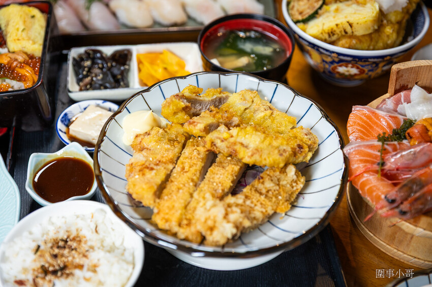 桃園中壢日式料理-魚金海鮮居食屋，中壢圖書館附近巷弄裡的平價日式料理～除了有豪邁的整尾炸鰻魚丼飯跟海鮮木桶，又可以單點可合菜也有無菜單料理呢。（邀約 @圍事小哥的幸福相框