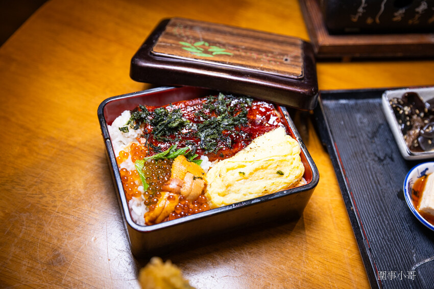 桃園中壢日式料理-魚金海鮮居食屋，中壢圖書館附近巷弄裡的平價日式料理～除了有豪邁的整尾炸鰻魚丼飯跟海鮮木桶，又可以單點可合菜也有無菜單料理呢。（邀約 @圍事小哥的幸福相框