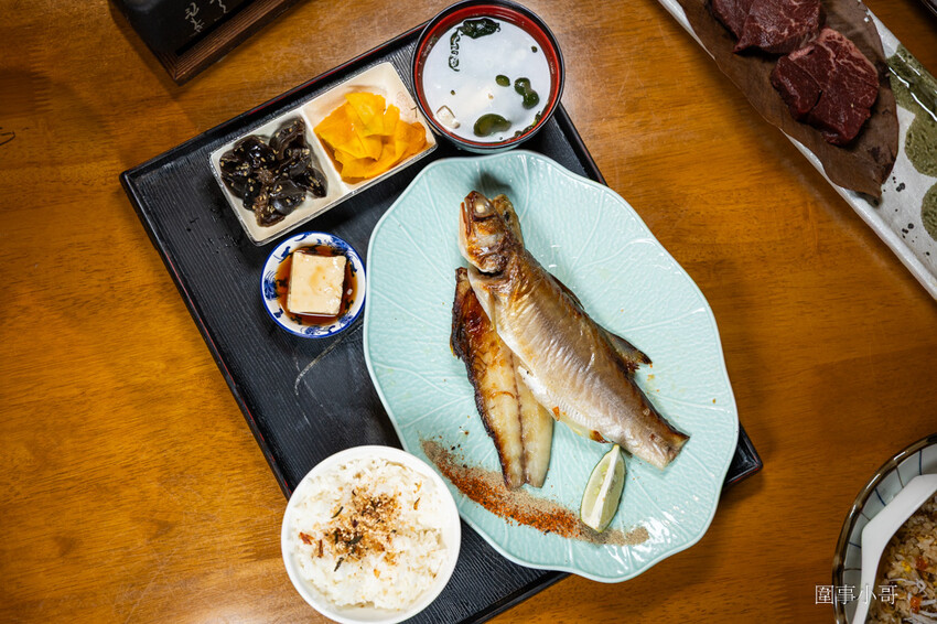 桃園中壢日式料理-魚金海鮮居食屋，中壢圖書館附近巷弄裡的平價日式料理～除了有豪邁的整尾炸鰻魚丼飯跟海鮮木桶，又可以單點可合菜也有無菜單料理呢。（邀約 @圍事小哥的幸福相框