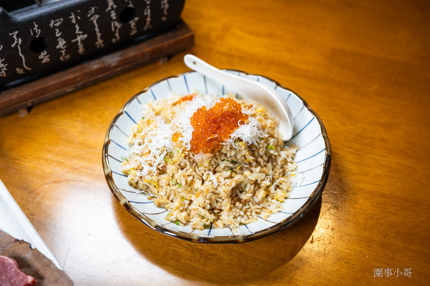 桃園中壢日式料理-魚金海鮮居食屋，中壢圖書館附近巷弄裡的平價日式料理～除了有豪邁的整尾炸鰻魚丼飯跟海鮮木桶，又可以單點可合菜也有無菜單料理呢。（邀約 @圍事小哥的幸福相框