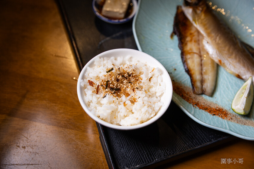 桃園中壢日式料理-魚金海鮮居食屋，中壢圖書館附近巷弄裡的平價日式料理～除了有豪邁的整尾炸鰻魚丼飯跟海鮮木桶，又可以單點可合菜也有無菜單料理呢。（邀約 @圍事小哥的幸福相框