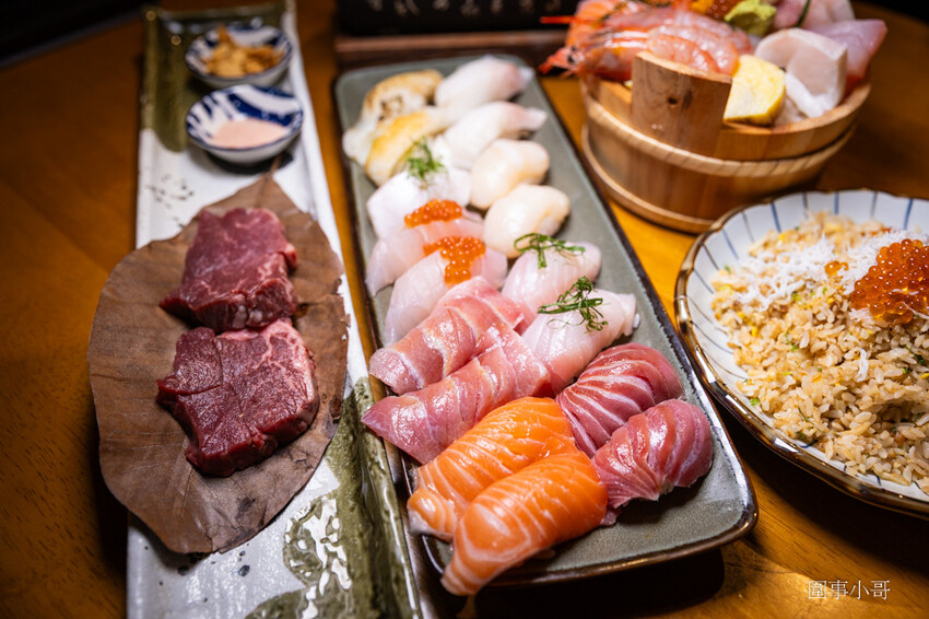 桃園中壢日式料理-魚金海鮮居食屋，中壢圖書館附近巷弄裡的平價日式料理～除了有豪邁的整尾炸鰻魚丼飯跟海鮮木桶，又可以單點可合菜也有無菜單料理呢。（邀約 @圍事小哥的幸福相框