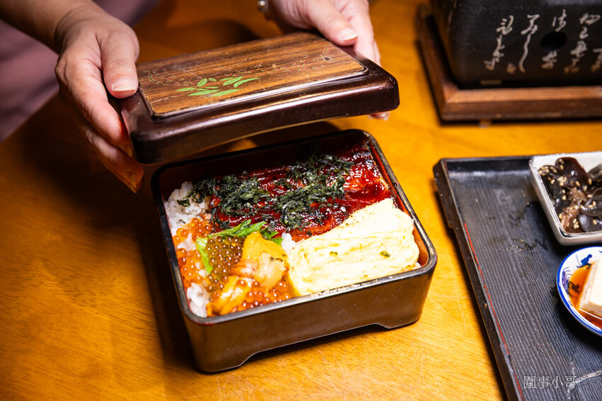 桃園中壢日式料理-魚金海鮮居食屋，中壢圖書館附近巷弄裡的平價日式料理～除了有豪邁的整尾炸鰻魚丼飯跟海鮮木桶，又可以單點可合菜也有無菜單料理呢。（邀約 @圍事小哥的幸福相框