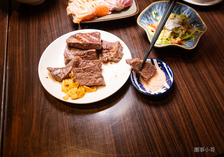 桃園中壢日式料理-魚金海鮮居食屋，中壢圖書館附近巷弄裡的平價日式料理～除了有豪邁的整尾炸鰻魚丼飯跟海鮮木桶，又可以單點可合菜也有無菜單料理呢。（邀約 @圍事小哥的幸福相框