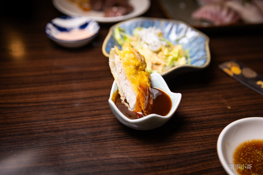 桃園中壢日式料理-魚金海鮮居食屋，中壢圖書館附近巷弄裡的平價日式料理～除了有豪邁的整尾炸鰻魚丼飯跟海鮮木桶，又可以單點可合菜也有無菜單料理呢。（邀約 @圍事小哥的幸福相框