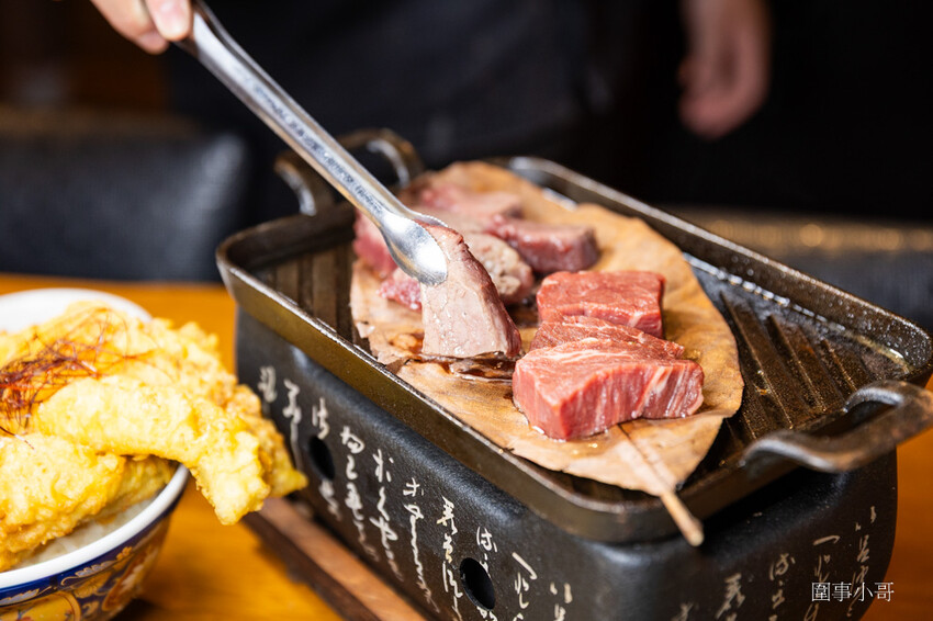 桃園中壢日式料理-魚金海鮮居食屋，中壢圖書館附近巷弄裡的平價日式料理～除了有豪邁的整尾炸鰻魚丼飯跟海鮮木桶，又可以單點可合菜也有無菜單料理呢。（邀約 @圍事小哥的幸福相框