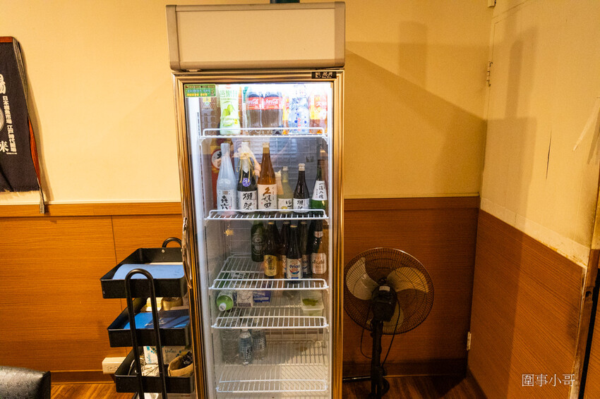 桃園中壢日式料理-魚金海鮮居食屋，中壢圖書館附近巷弄裡的平價日式料理～除了有豪邁的整尾炸鰻魚丼飯跟海鮮木桶，又可以單點可合菜也有無菜單料理呢。（邀約 @圍事小哥的幸福相框