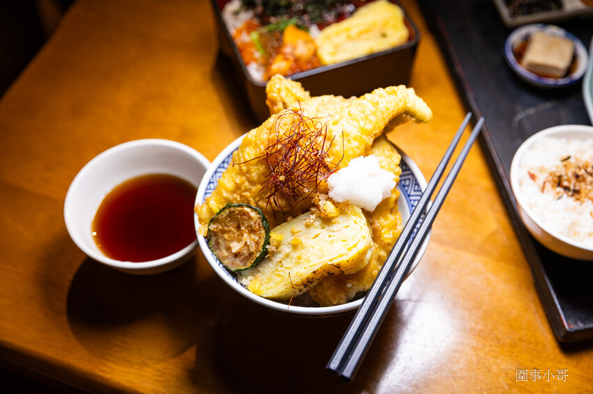 桃園中壢日式料理-魚金海鮮居食屋，中壢圖書館附近巷弄裡的平價日式料理～除了有豪邁的整尾炸鰻魚丼飯跟海鮮木桶，又可以單點可合菜也有無菜單料理呢。（邀約 @圍事小哥的幸福相框