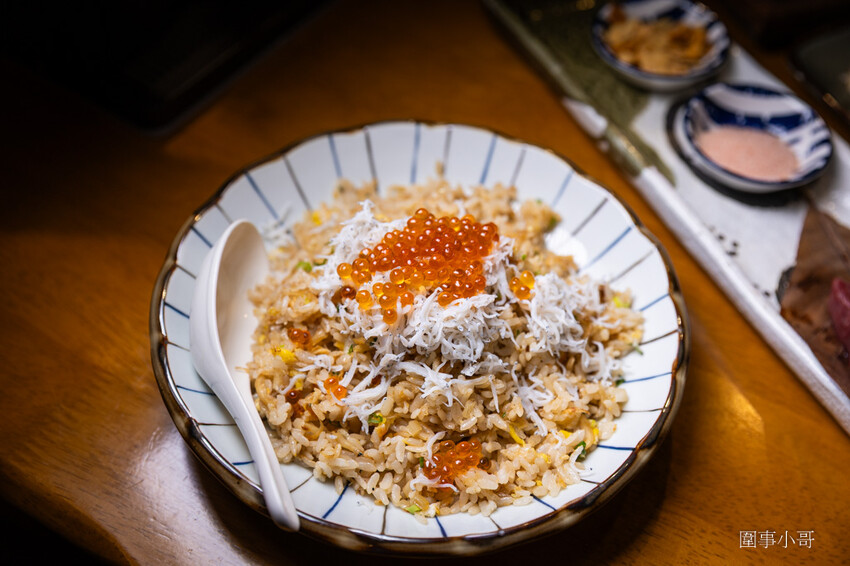 桃園中壢日式料理-魚金海鮮居食屋，中壢圖書館附近巷弄裡的平價日式料理～除了有豪邁的整尾炸鰻魚丼飯跟海鮮木桶，又可以單點可合菜也有無菜單料理呢。（邀約 @圍事小哥的幸福相框