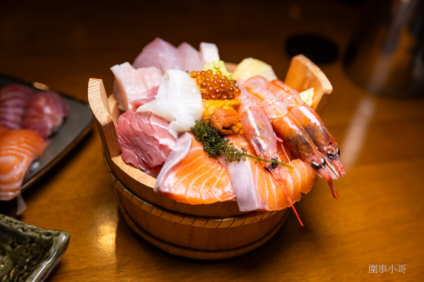 桃園中壢日式料理-魚金海鮮居食屋，中壢圖書館附近巷弄裡的平價日式料理～除了有豪邁的整尾炸鰻魚丼飯跟海鮮木桶，又可以單點可合菜也有無菜單料理呢。（邀約 @圍事小哥的幸福相框