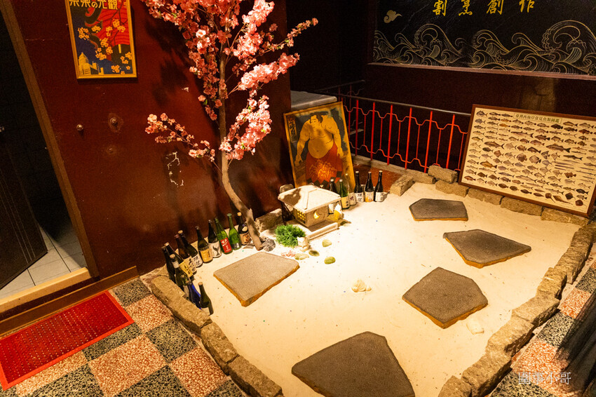 桃園中壢日式料理-魚金海鮮居食屋，中壢圖書館附近巷弄裡的平價日式料理～除了有豪邁的整尾炸鰻魚丼飯跟海鮮木桶，又可以單點可合菜也有無菜單料理呢。（邀約 @圍事小哥的幸福相框