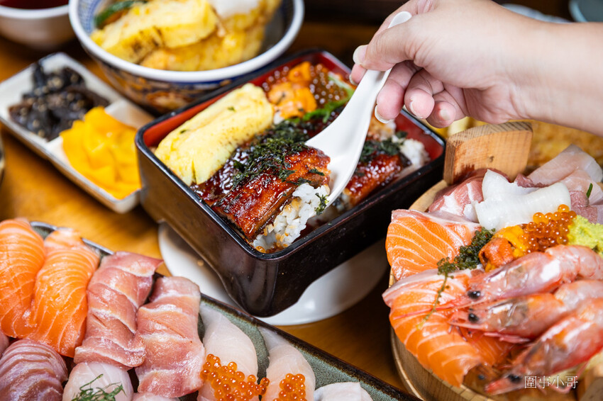 桃園中壢日式料理-魚金海鮮居食屋，中壢圖書館附近巷弄裡的平價日式料理～除了有豪邁的整尾炸鰻魚丼飯跟海鮮木桶，又可以單點可合菜也有無菜單料理呢。（邀約 @圍事小哥的幸福相框