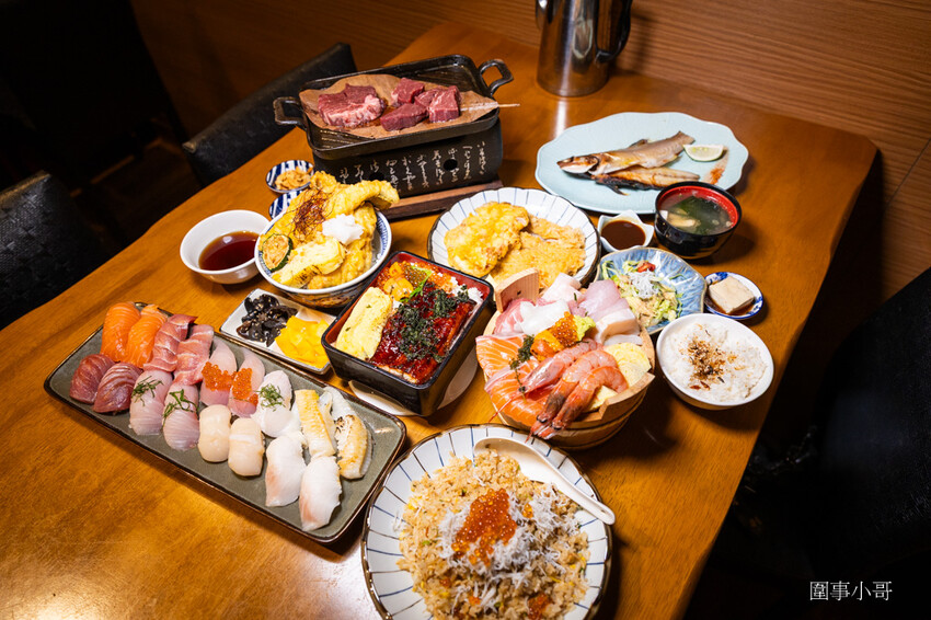 桃園中壢日式料理-魚金海鮮居食屋，中壢圖書館附近巷弄裡的平價日式料理～除了有豪邁的整尾炸鰻魚丼飯跟海鮮木桶，又可以單點可合菜也有無菜單料理呢。（邀約 @圍事小哥的幸福相框