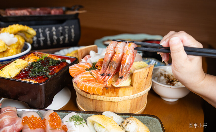 桃園中壢日式料理-魚金海鮮居食屋，中壢圖書館附近巷弄裡的平價日式料理～除了有豪邁的整尾炸鰻魚丼飯跟海鮮木桶，又可以單點可合菜也有無菜單料理呢。（邀約 @圍事小哥的幸福相框