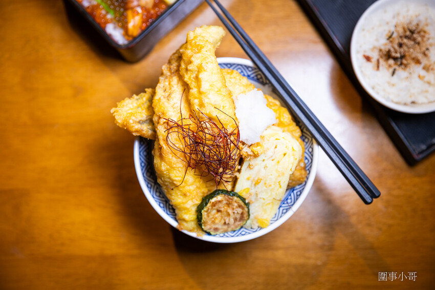 桃園中壢日式料理-魚金海鮮居食屋，中壢圖書館附近巷弄裡的平價日式料理～除了有豪邁的整尾炸鰻魚丼飯跟海鮮木桶，又可以單點可合菜也有無菜單料理呢。（邀約 @圍事小哥的幸福相框