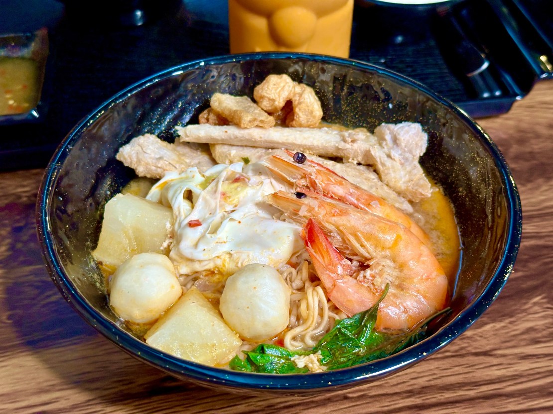 泰狠 TAI.HEN｜浮誇系酸辣火山排骨超驚豔！酸辣海鮮MA麵酸辣清爽超開胃！深夜泰式美食一秒到泰國！桃園泰式推薦、桃園宵夜推薦、桃園美食推薦 - 佛系旅遊筆記