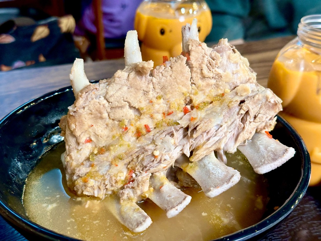 泰狠 TAI.HEN｜浮誇系酸辣火山排骨超驚豔！酸辣海鮮MA麵酸辣清爽超開胃！深夜泰式美食一秒到泰國！桃園泰式推薦、桃園宵夜推薦、桃園美食推薦 - 佛系旅遊筆記