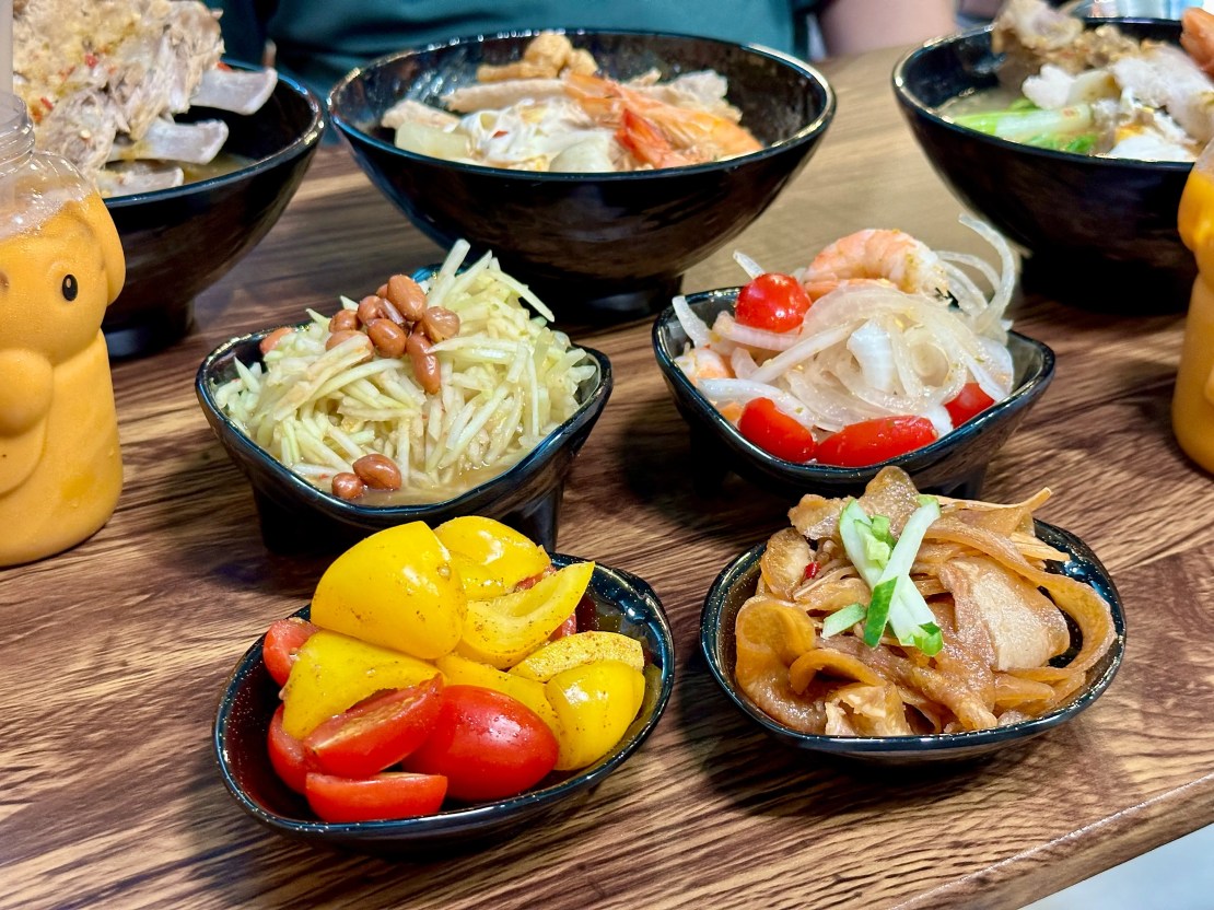 泰狠 TAI.HEN｜浮誇系酸辣火山排骨超驚豔！酸辣海鮮MA麵酸辣清爽超開胃！深夜泰式美食一秒到泰國！桃園泰式推薦、桃園宵夜推薦、桃園美食推薦 - 佛系旅遊筆記