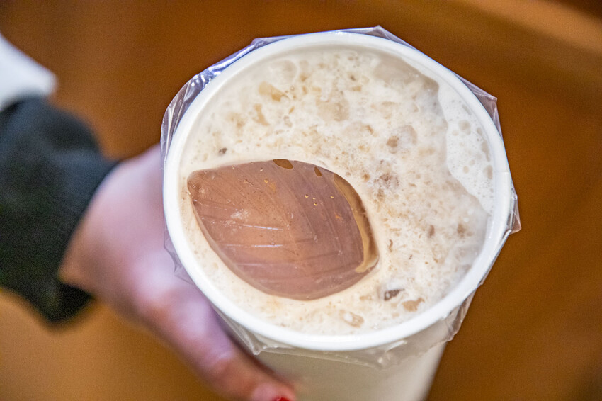 台南飲料新選擇!青山茶行40年老茶行變身爆紅手搖,必喝琥珀冰磚奶。