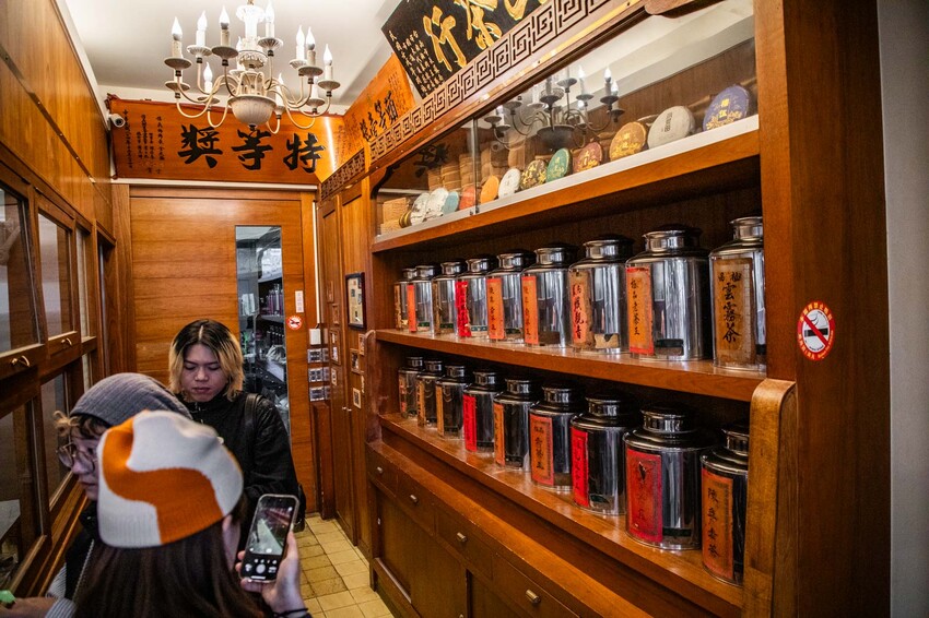 台南飲料新選擇!青山茶行40年老茶行變身爆紅手搖,必喝琥珀冰磚奶。