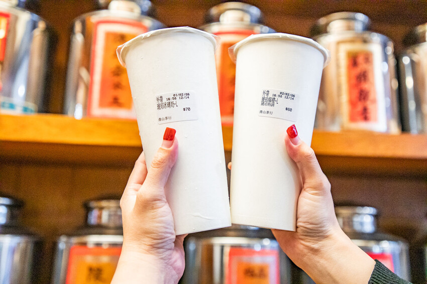 台南飲料新選擇!青山茶行40年老茶行變身爆紅手搖,必喝琥珀冰磚奶。