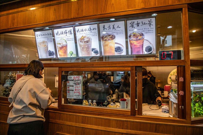 台南飲料新選擇!青山茶行40年老茶行變身爆紅手搖,必喝琥珀冰磚奶。