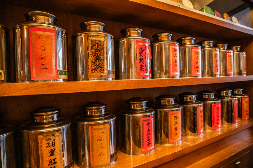 台南飲料新選擇!青山茶行40年老茶行變身爆紅手搖,必喝琥珀冰磚奶。